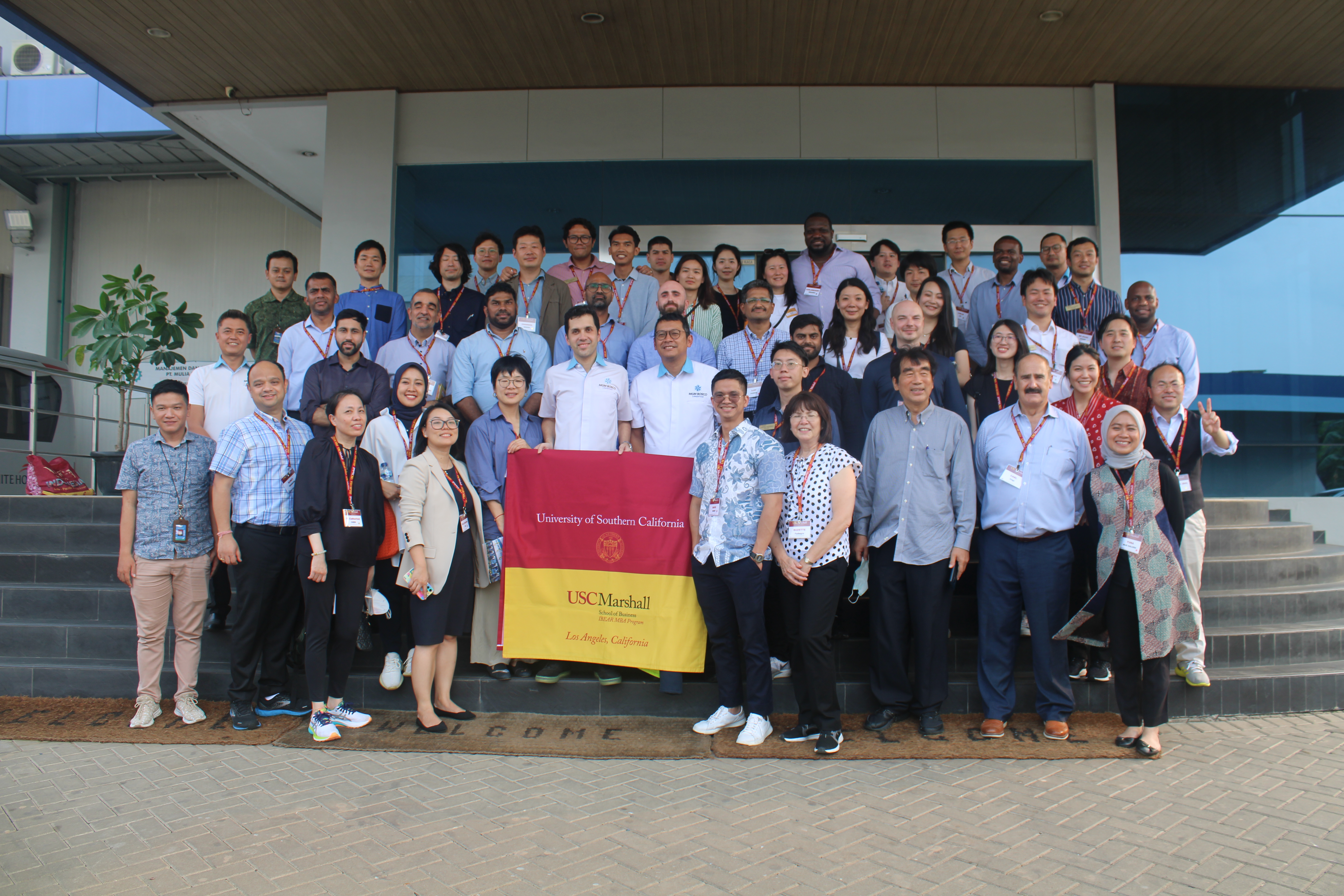 USC Marshall School of Business IBEAR MBA Program Angkatan 2023-2024 Mengunjungi MGM Bosco Logistics